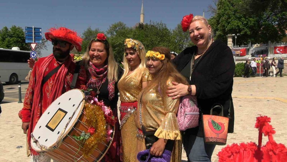 Binlerce Turist Edirne’ye Akın Etti, Selimiye Meydanı Doldu