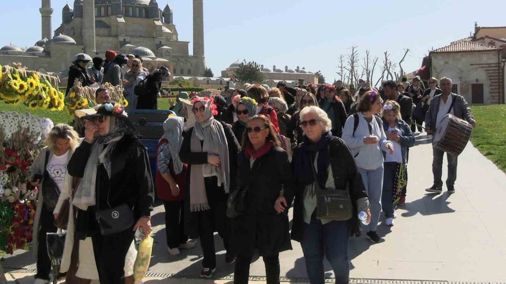Binlerce Turist Edirne’ye Akın Etti, Selimiye Meydanı Doldu