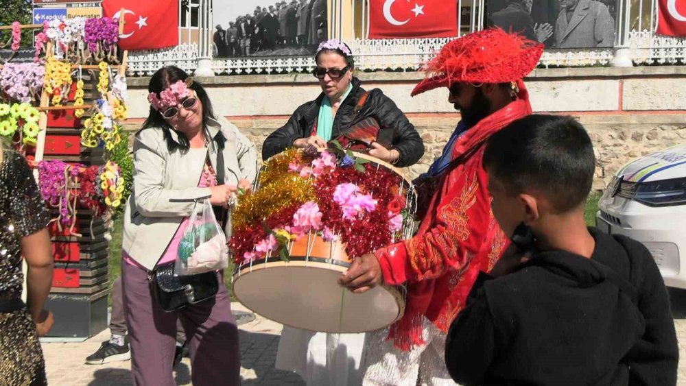 Binlerce Turist Edirne’ye Akın Etti, Selimiye Meydanı Doldu