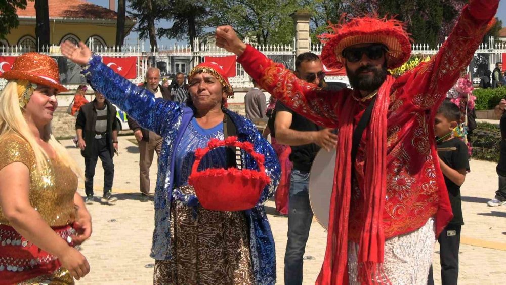 Binlerce Turist Edirne’ye Akın Etti, Selimiye Meydanı Doldu