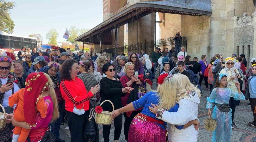 Binlerce Turist Edirne’ye Akın Etti, Selimiye Meydanı Doldu