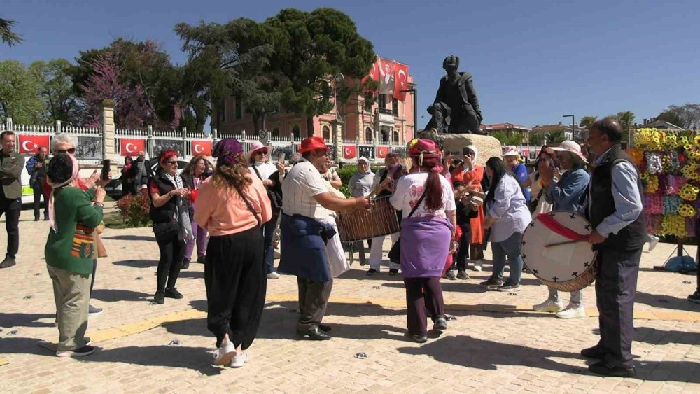 Binlerce Turist Edirne’ye Akın Etti, Selimiye Meydanı Doldu