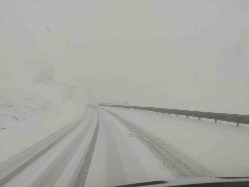Kop Geçidi’nde Kar ve Tipi Ulaşımı Zorlaştırdı