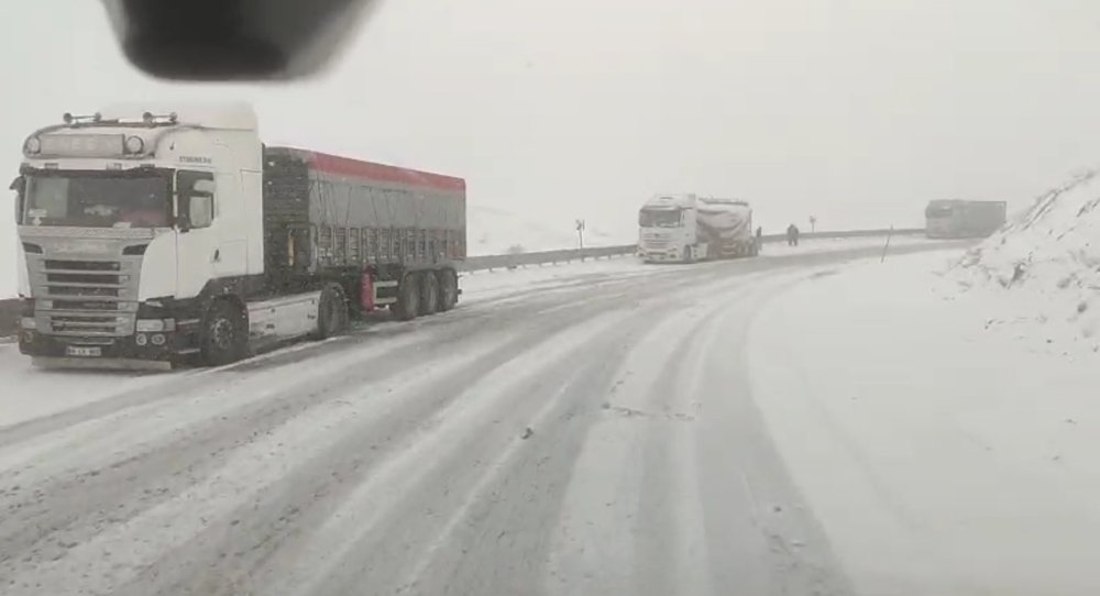 Kop Geçidi’nde Kar ve Tipi Ulaşımı Zorlaştırdı
