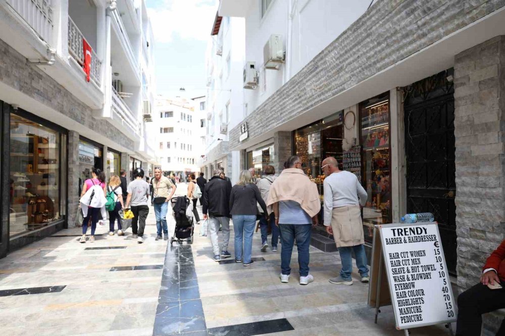 Marmaris’te Yenilenen Çarşı Turistlerin Gözdesi Oldu