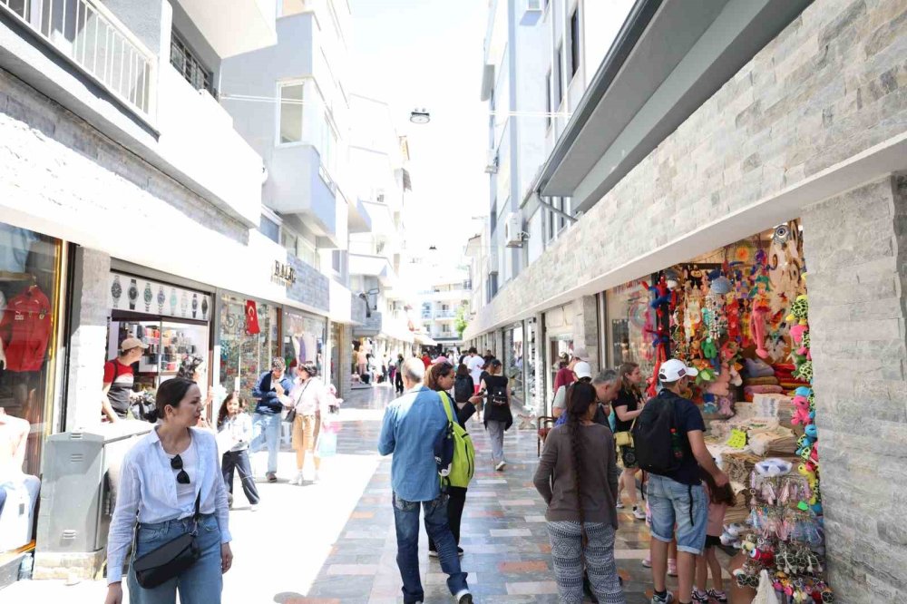 Marmaris’te Yenilenen Çarşı Turistlerin Gözdesi Oldu