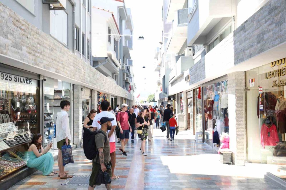 Marmaris’te Yenilenen Çarşı Turistlerin Gözdesi Oldu