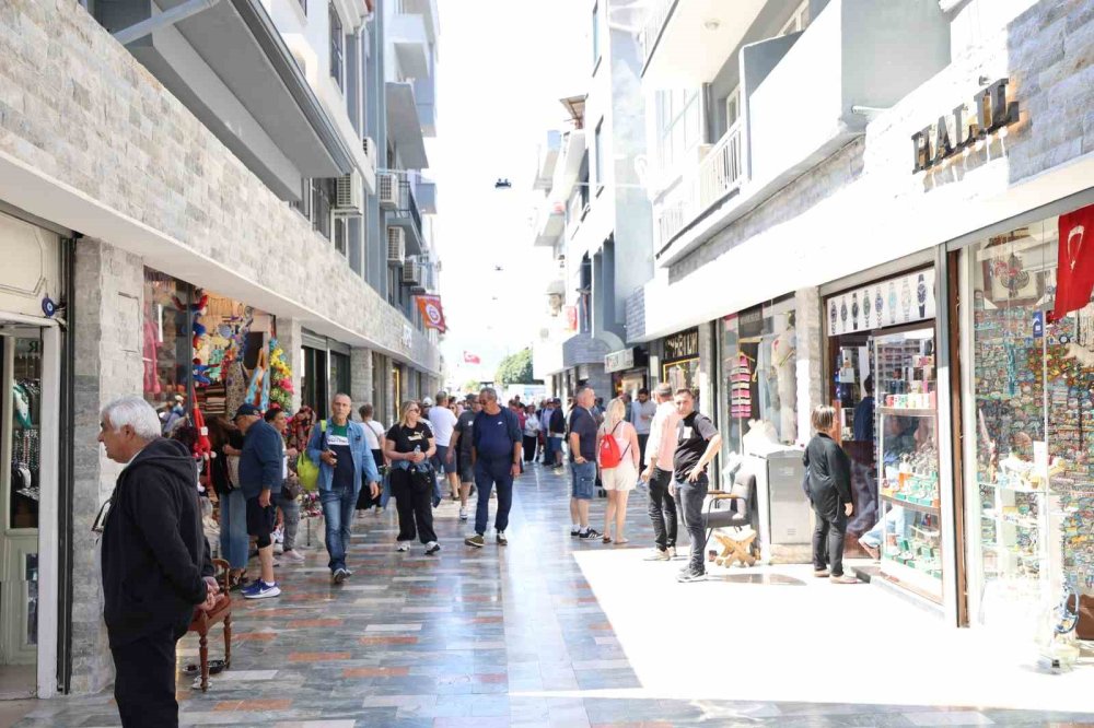 Marmaris’te Yenilenen Çarşı Turistlerin Gözdesi Oldu