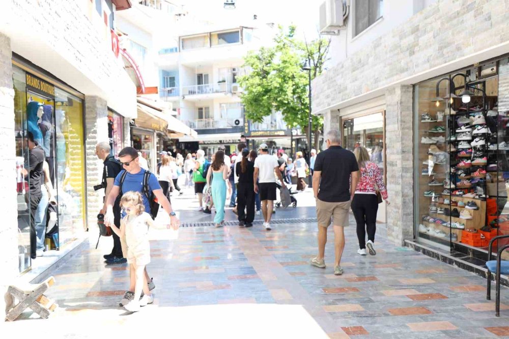Marmaris’te Yenilenen Çarşı Turistlerin Gözdesi Oldu
