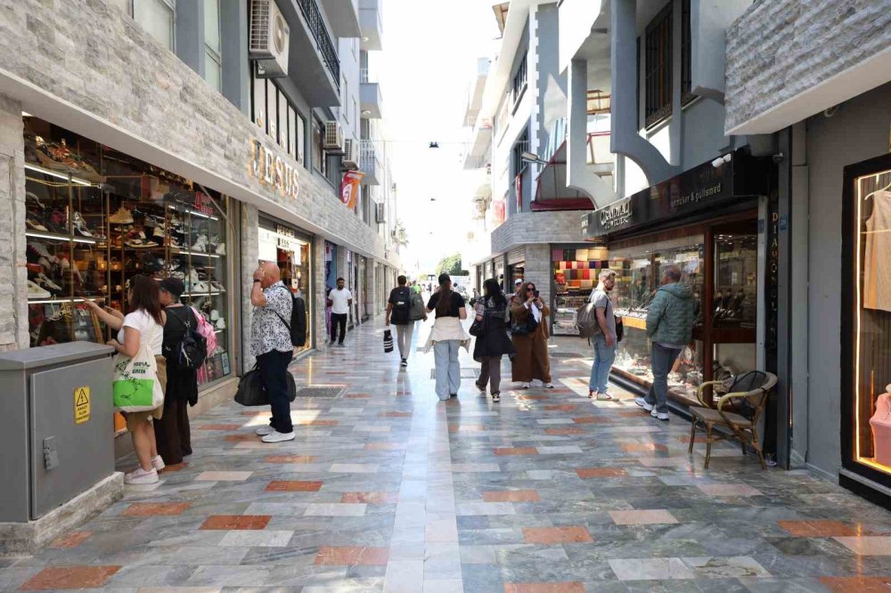 Marmaris’te Yenilenen Çarşı Turistlerin Gözdesi Oldu