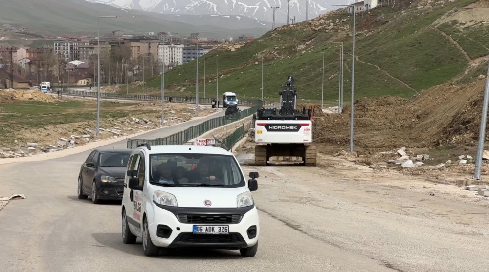 Yüksekova’da Heyelan: Pizok Yolunda Ulaşım 1 Aydır Tek Şeritten Sağlanıyor