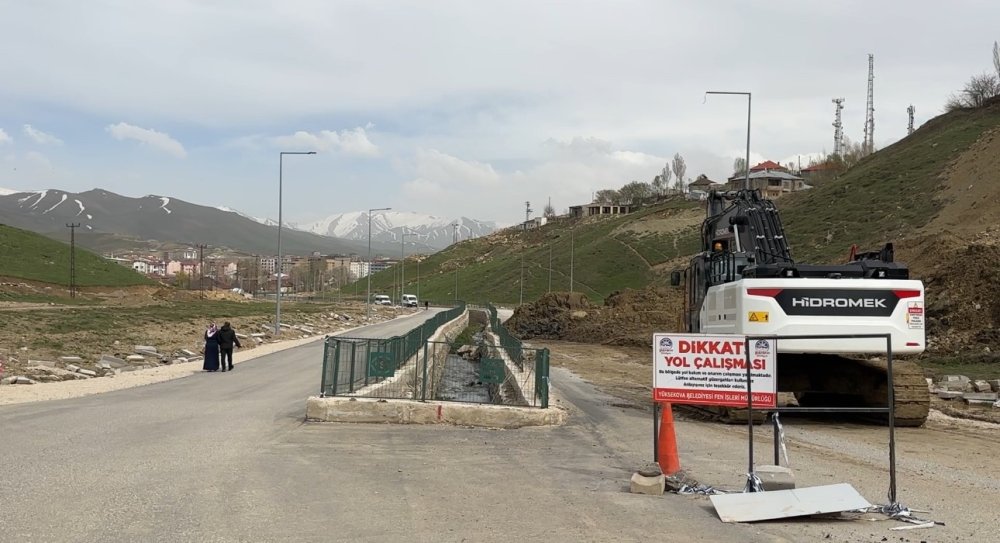 Yüksekova’da Heyelan: Pizok Yolunda Ulaşım 1 Aydır Tek Şeritten Sağlanıyor