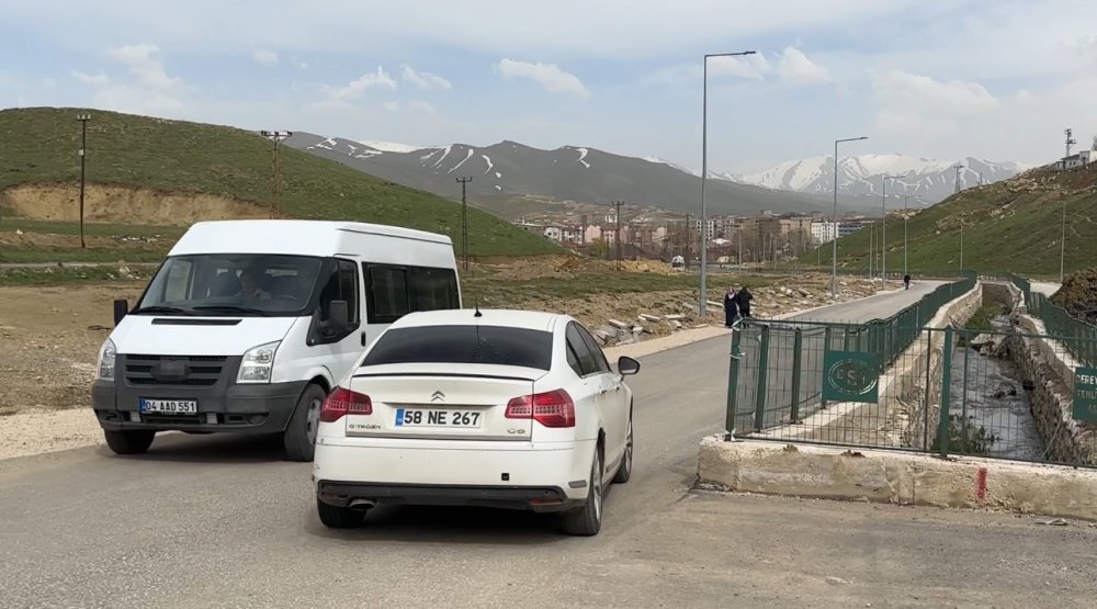 Yüksekova’da Heyelan: Pizok Yolunda Ulaşım 1 Aydır Tek Şeritten Sağlanıyor
