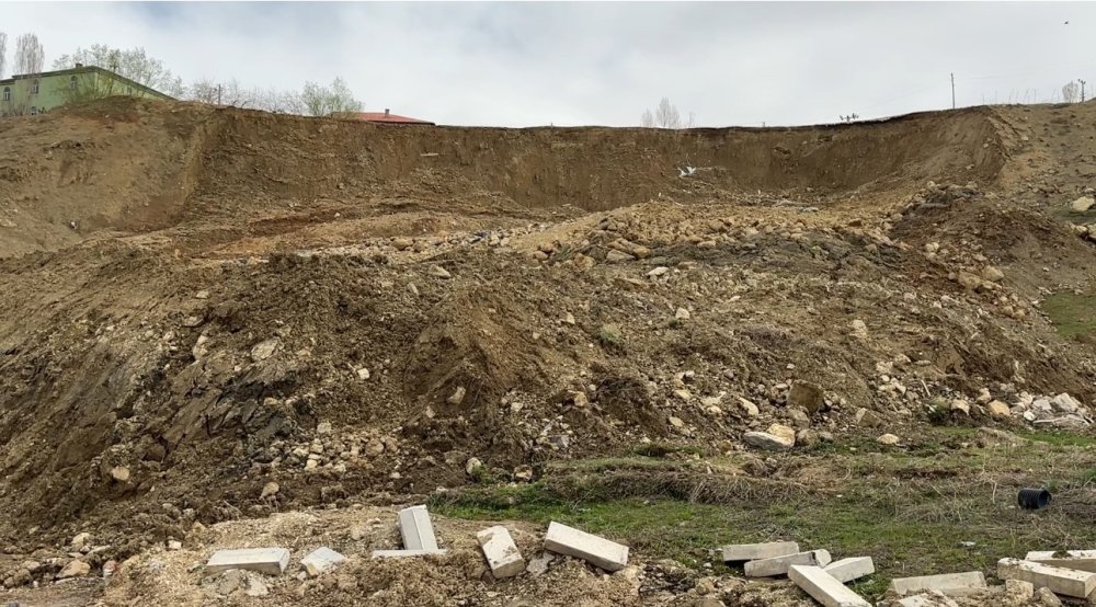 Yüksekova’da Heyelan: Pizok Yolunda Ulaşım 1 Aydır Tek Şeritten Sağlanıyor