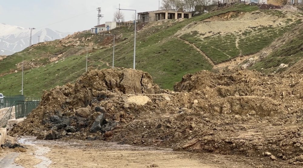 Yüksekova’da Heyelan: Pizok Yolunda Ulaşım 1 Aydır Tek Şeritten Sağlanıyor