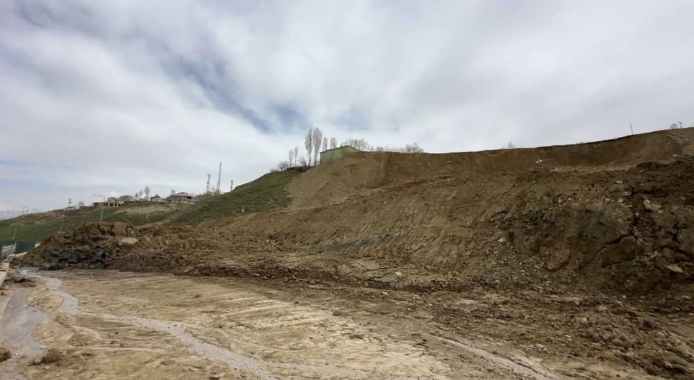 Yüksekova’da Heyelan: Pizok Yolunda Ulaşım 1 Aydır Tek Şeritten Sağlanıyor