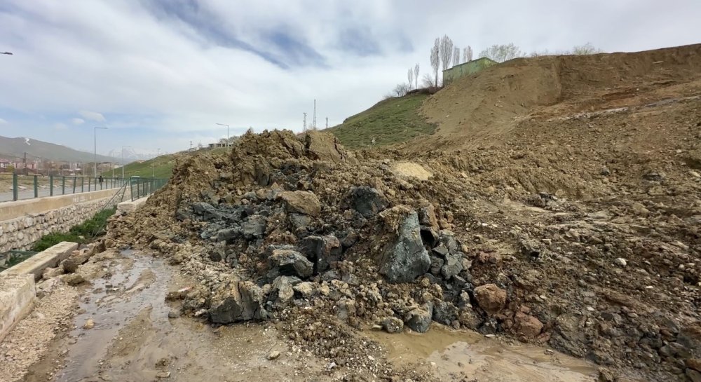 Yüksekova’da Heyelan: Pizok Yolunda Ulaşım 1 Aydır Tek Şeritten Sağlanıyor