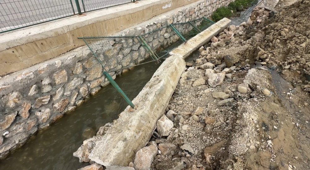 Yüksekova’da Heyelan: Pizok Yolunda Ulaşım 1 Aydır Tek Şeritten Sağlanıyor