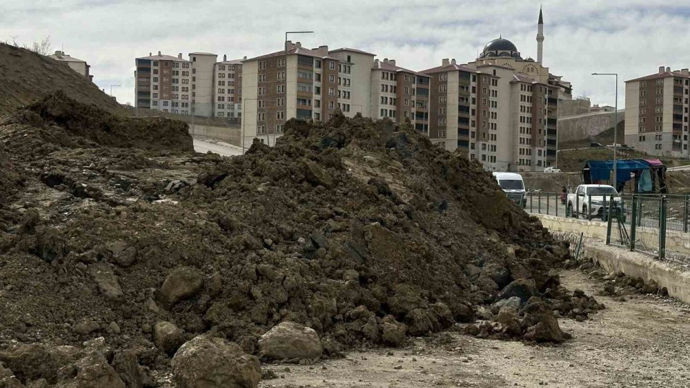Yüksekova’da Heyelan: Pizok Yolunda Ulaşım 1 Aydır Tek Şeritten Sağlanıyor