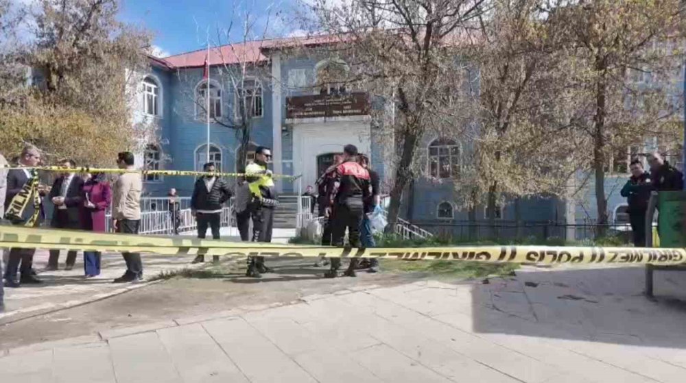 Ağrı’da Adliye Önünde Gerilim.. Boşanma Süreci Silahlı Saldırıya Dönüştü!