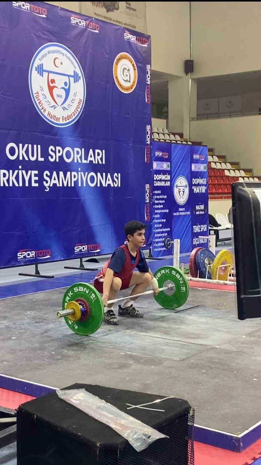Ağrı’nın Gururu Osman Oğur.. Halterde İkinci Kez Türkiye Şampiyonu Oldu!