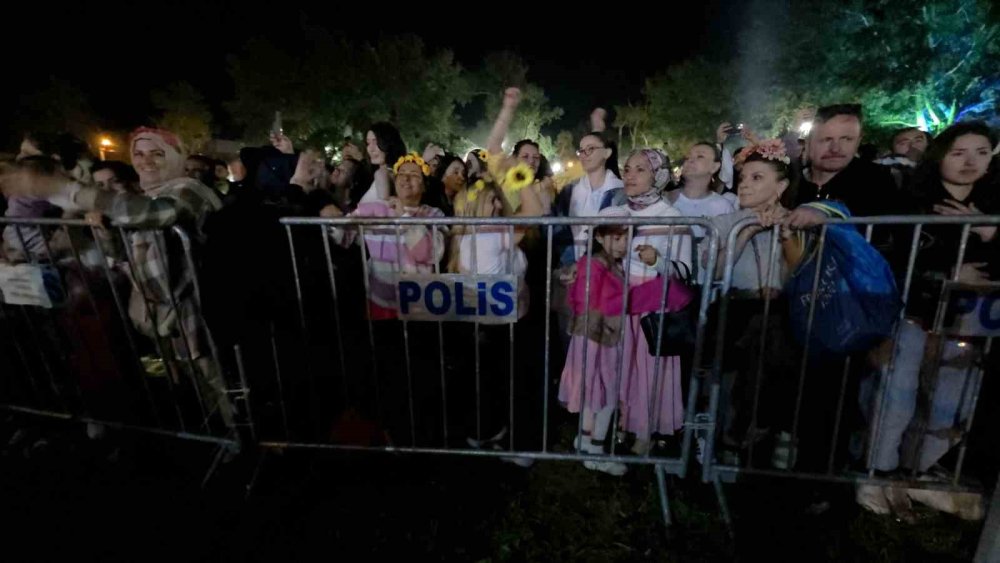 Kakava’da Şarkıcı Mengüç Sahne Aldı, Sarayiçi’nde Coşku Zirveye Ulaştı