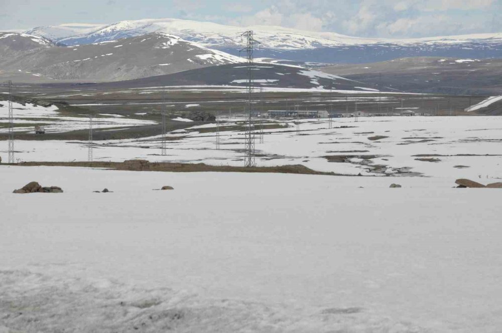 Kars’ta Bahar Yerine Kar Yağdı.. Yaylalar Yeniden Beyaz Örtüyle Kaplandı!