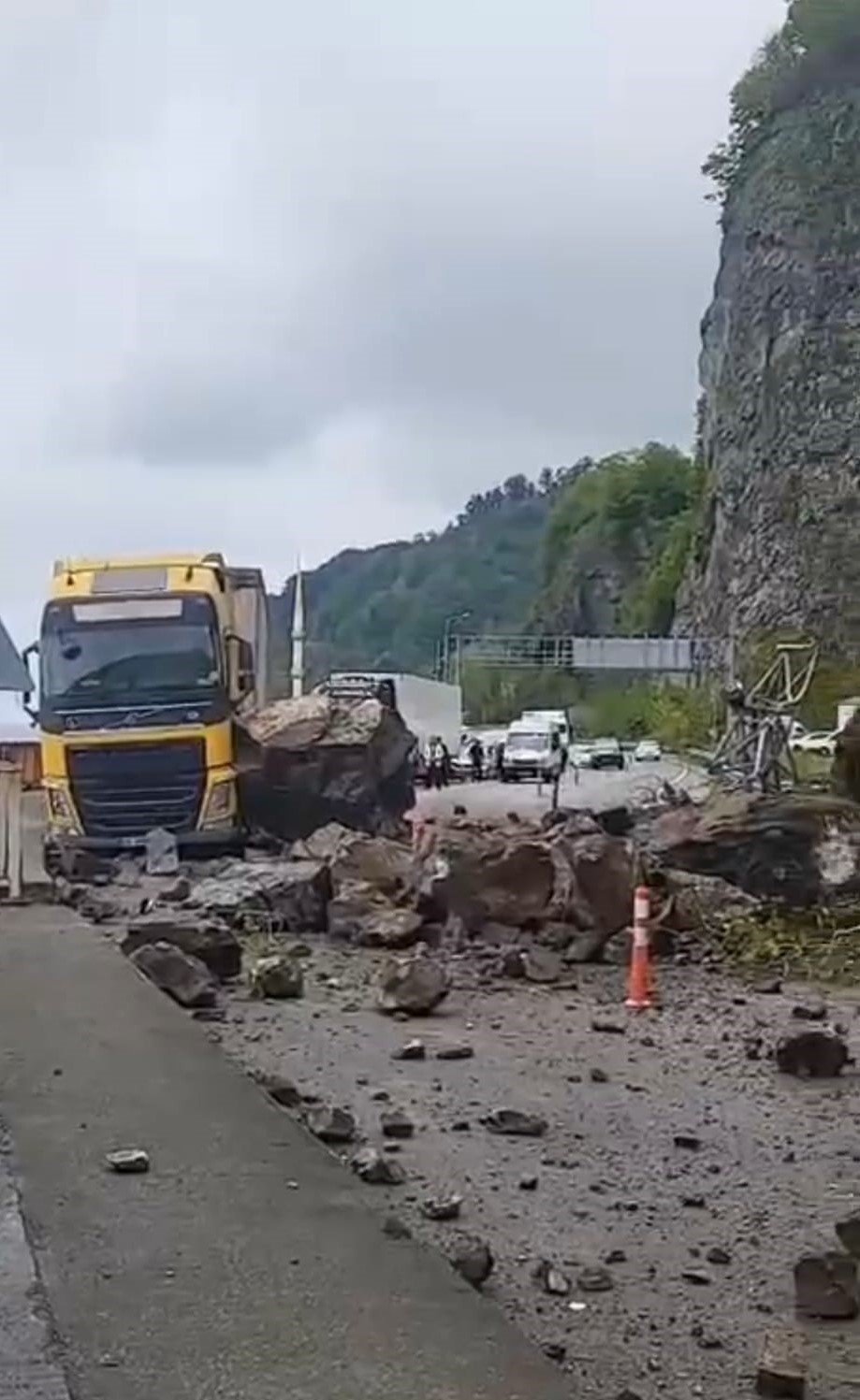 Sarp ‘Sınır Kapısı Yolu’nda Korkutan Heyelan.. Kaya Parçaları TIR’a İsabet Etti!