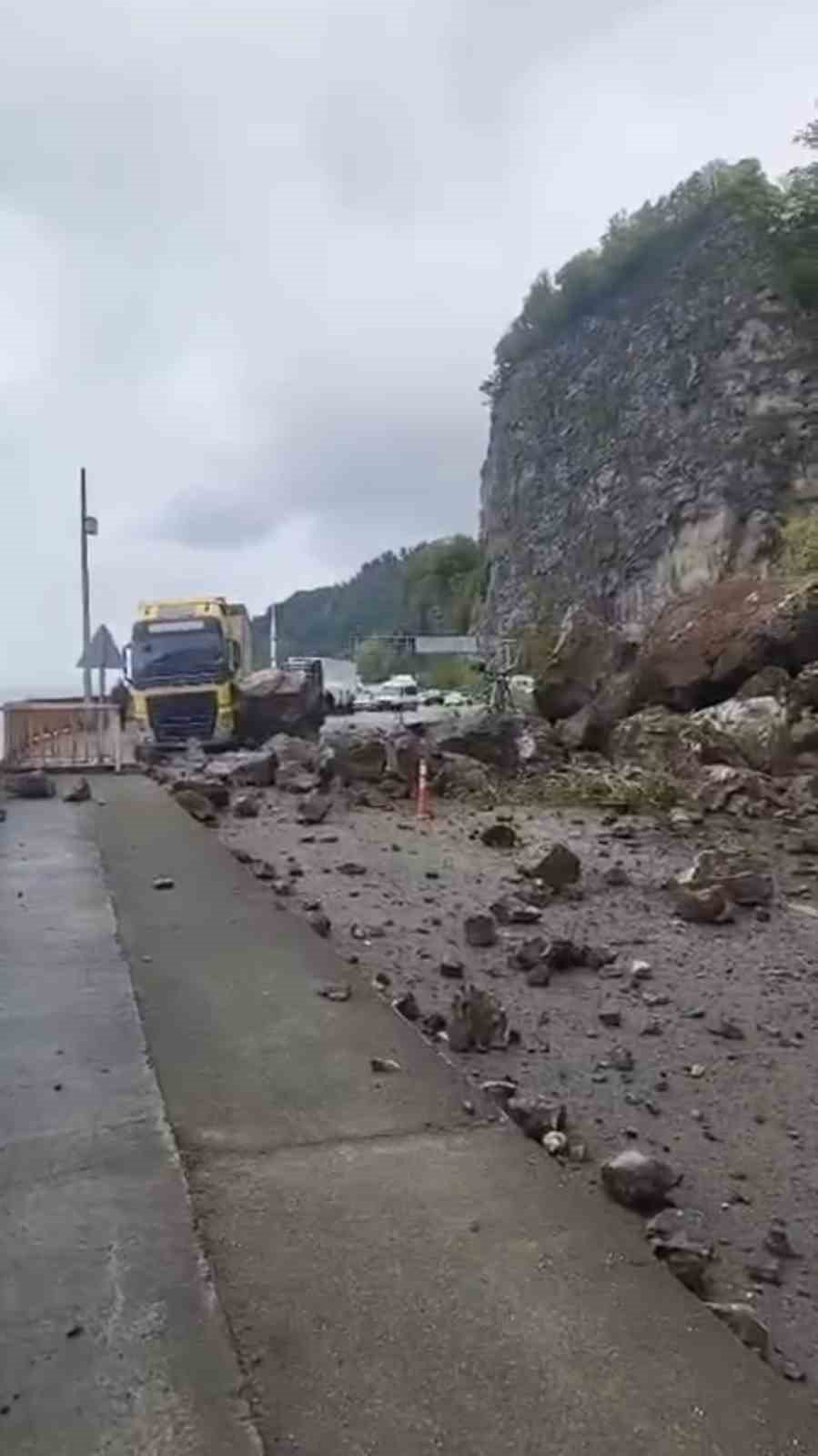 Sarp ‘Sınır Kapısı Yolu’nda Korkutan Heyelan.. Kaya Parçaları TIR’a İsabet Etti!
