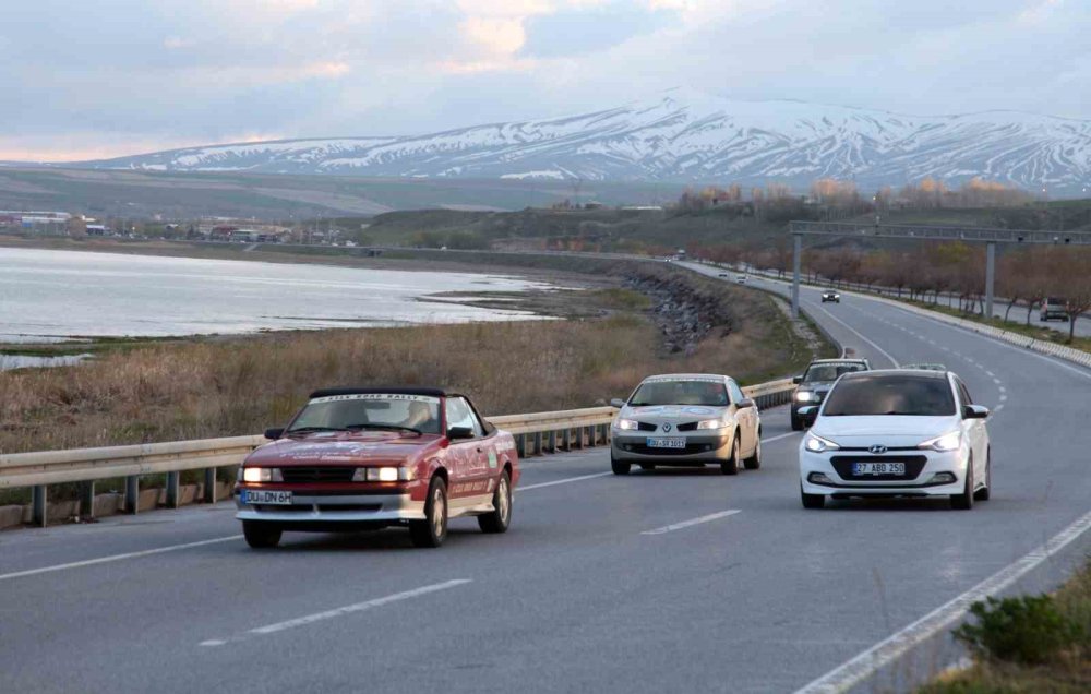 Almanya’dan Nepal’e Uzanan Ralli.. Ahlat’ın Tarihi Mirası İlgi Odağı Oldu!