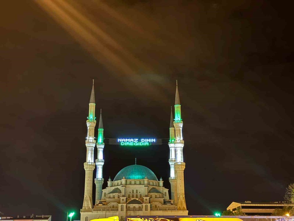 Iğdır Merkez Ulu Camii’ne Dijital Mahya Asıldı