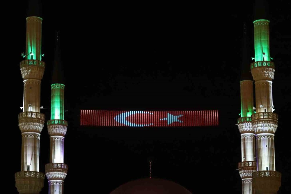 Iğdır Merkez Ulu Camii’ne Dijital Mahya Asıldı