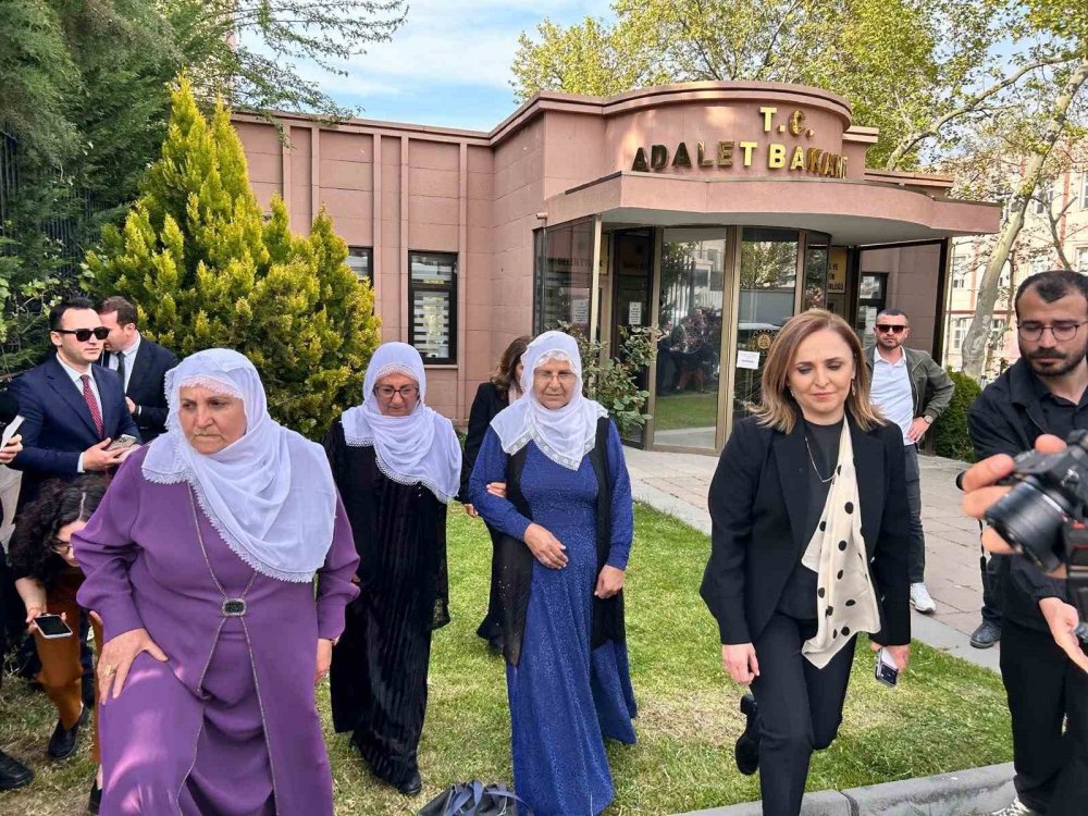‘barış Anneleri’ Heyeti Adalet Bakanlığına Öcalan’la Görüşmek İçin Dilekçe Sundu