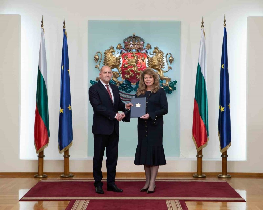 Bulgaristan’da Seçimlerin Galibi Radev’e Hükümeti Kurma Görevi Verildi