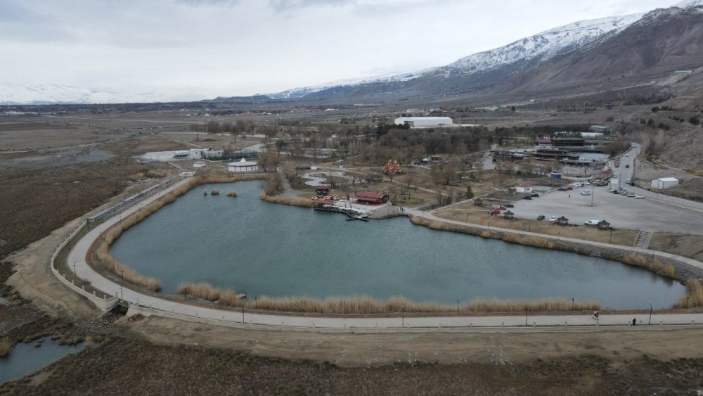 Erzincan’daki Ekşisu’da Doğa Harikası.. 5 Ayrı Su Kaynağı Karışmadan Akıyor!