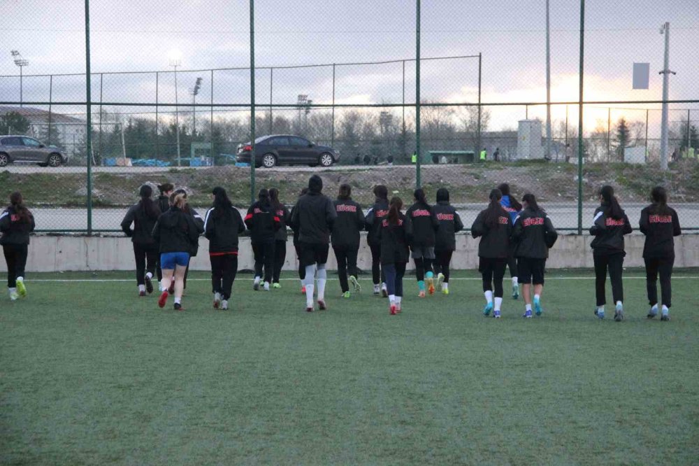Erzurum’un İlk Kadın Futbol Takımı Sahaya Çıkıyor.. Hedef 2. Lig ve Başarı!