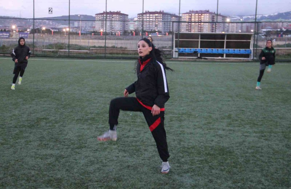 Erzurum’un İlk Kadın Futbol Takımı Sahaya Çıkıyor.. Hedef 2. Lig ve Başarı!