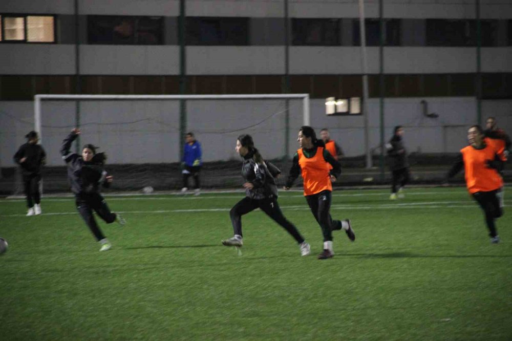 Erzurum’un İlk Kadın Futbol Takımı Sahaya Çıkıyor.. Hedef 2. Lig ve Başarı!
