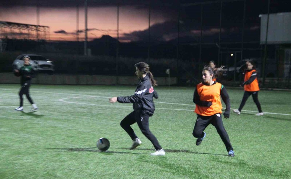 Erzurum’un İlk Kadın Futbol Takımı Sahaya Çıkıyor.. Hedef 2. Lig ve Başarı!