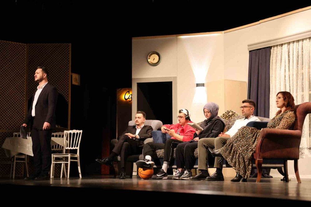 Uyuşturucuyla Mücadele Sahneye Taşındı.. Tiyatro Oyunu Büyük İlgi Gördü!