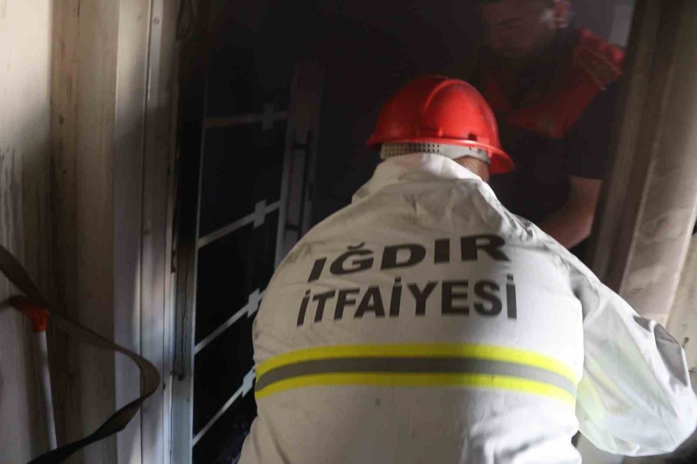 Iğdır’da Çatı Katında Korkutan Yangın.. Anne ve Çocuk Hastaneye Kaldırıldı!