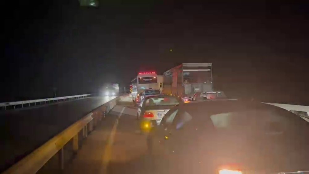 Tercan’da İran Plakalı TIR Devrildi.. Erzincan-Aşkale Yolunda Uzun Kuyruklar Oluştu!