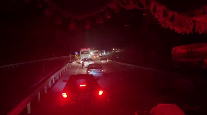 Tercan’da İran Plakalı TIR Devrildi.. Erzincan-Aşkale Yolunda Uzun Kuyruklar Oluştu!