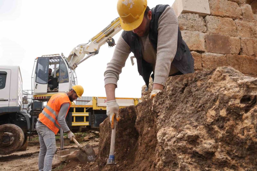 Zerzevan Kalesi’nde Restorasyon Çalışmaları Devam Ediyor