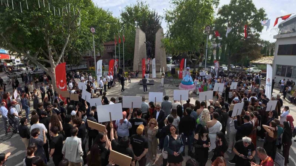 38. Uluslararası Amatör Tiyatro Festivali Renkli Kortejle Başladı