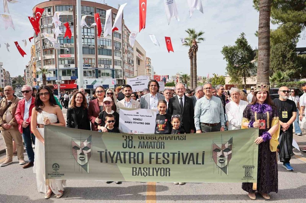 38. Uluslararası Amatör Tiyatro Festivali Renkli Kortejle Başladı