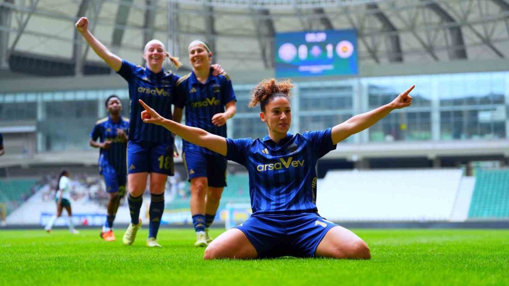 Fenerbahçe’den Tarihi Zafer.. ‘Kadın Futbolu’nda İlk Şampiyonluk Geldi!