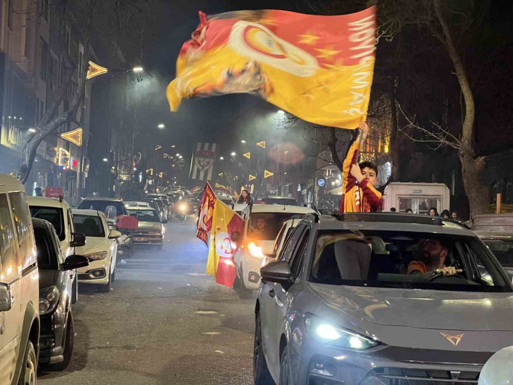 Galatasaray’ın Erken Gelen Şampiyonluğu.. Kars’ta Kutlamalar Geceye Damga Vurdu!