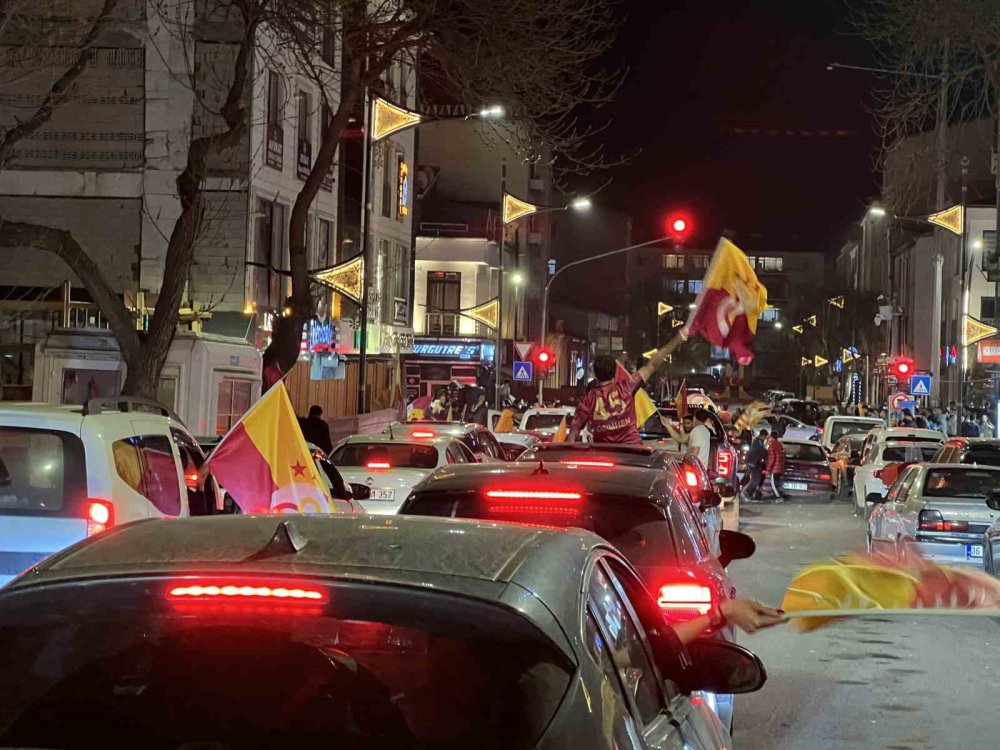 Galatasaray’ın Erken Gelen Şampiyonluğu.. Kars’ta Kutlamalar Geceye Damga Vurdu!