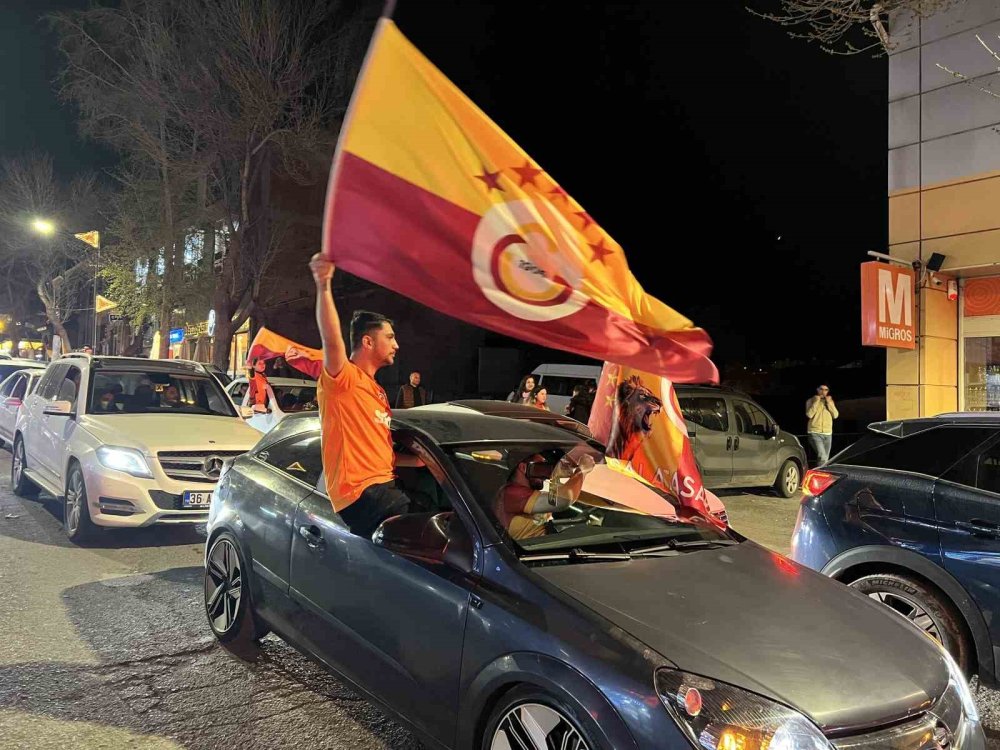 Galatasaray’ın Erken Gelen Şampiyonluğu.. Kars’ta Kutlamalar Geceye Damga Vurdu!